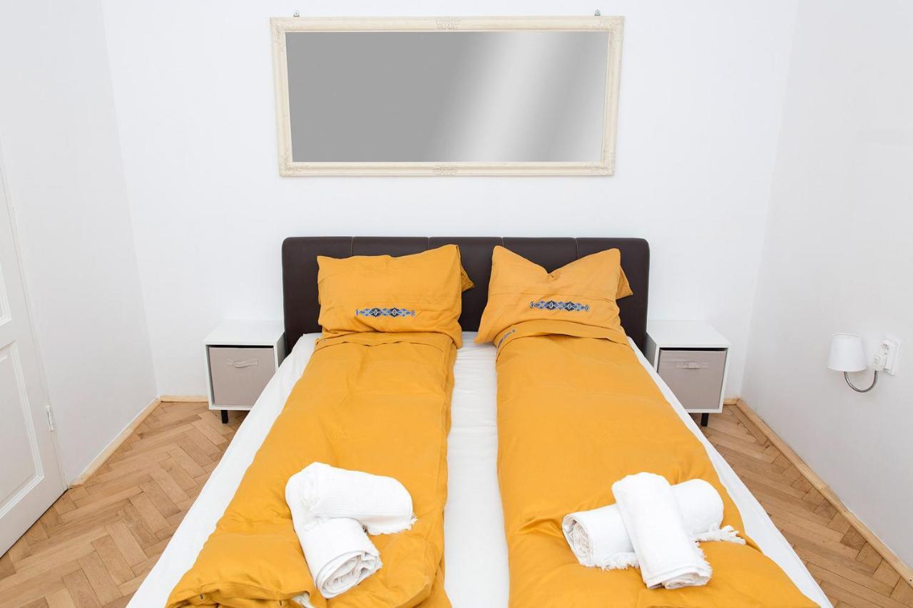 Spiegel Center Apartment Орадеа Екстериор снимка
